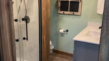 Douche, sĂšche-cheveux, serviettes fournies, savon