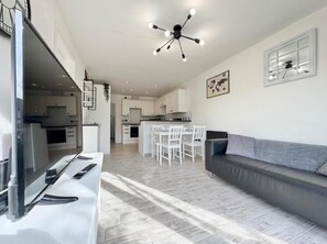 Apartment | Living area | TV - 4 Guests - 2 Bedrooms - Parking - 9min City Centre (Doncaster)