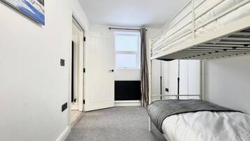 Apartment | 2 bedrooms, iron/ironing board, free WiFi, bed sheets