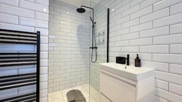 Apartment | Bathroom | Separate bathtub and shower, deep-soaking bathtub, towels