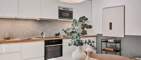 Fridge, microwave, oven, stovetop