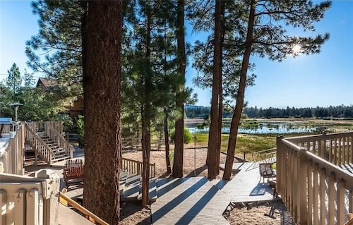 Lakefront Getaway All Decked Out