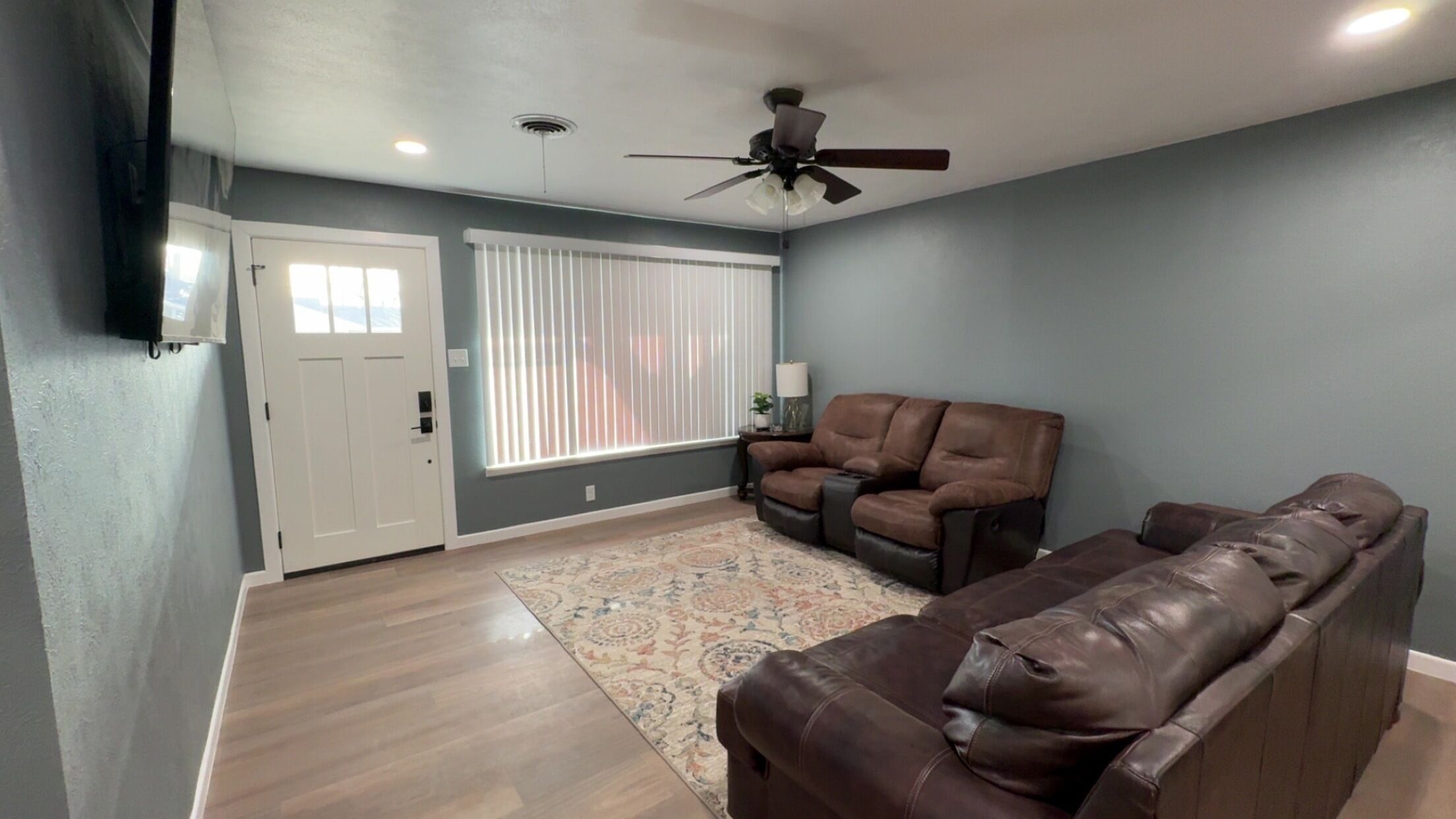 Smart TV, caminetto, tavolo da calcetto