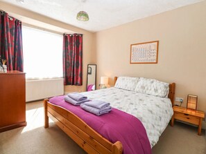 3 bedrooms, desk, iron/ironing board, free WiFi