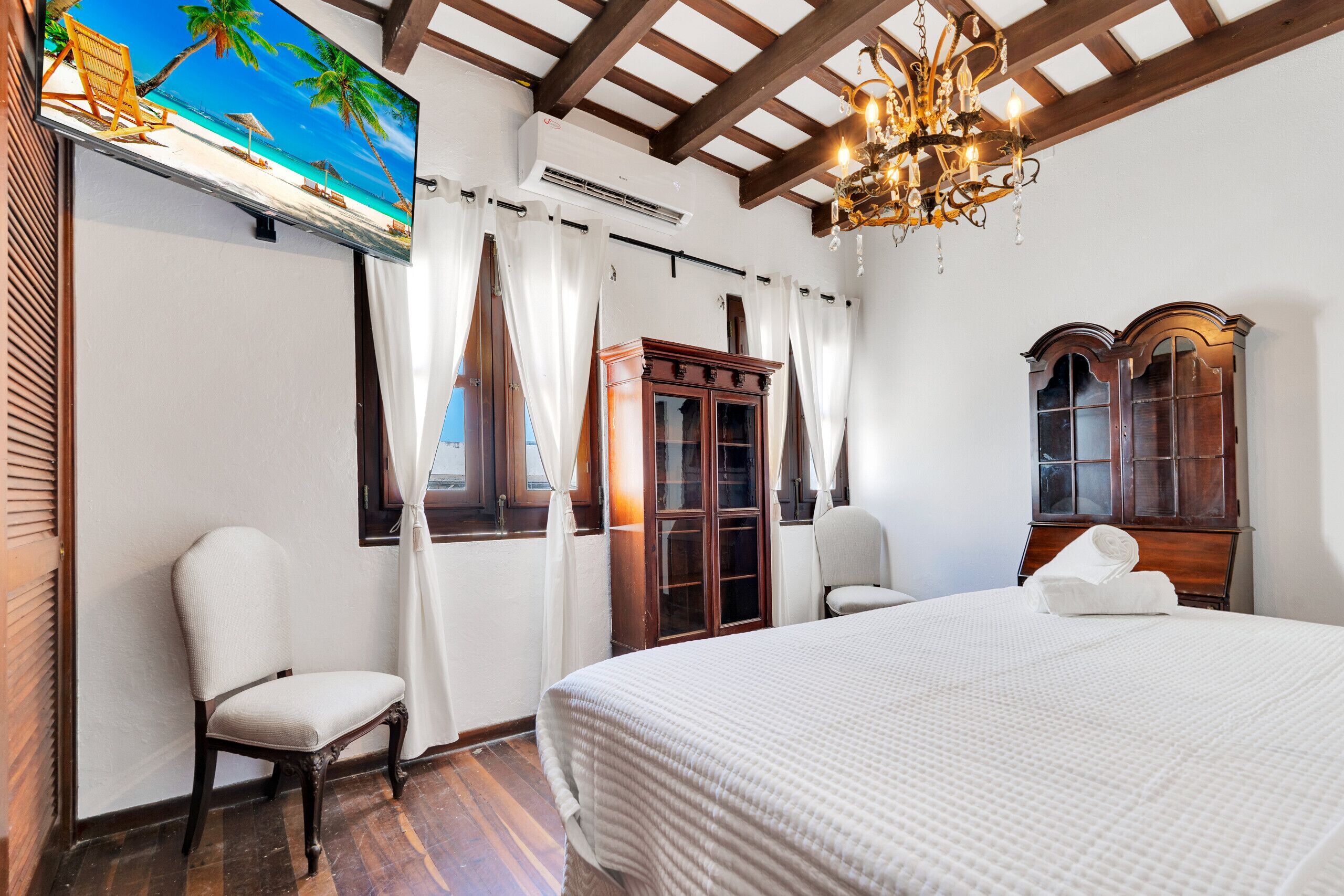 Tabla de planchar con plancha, wifi gratis y ropa de cama 