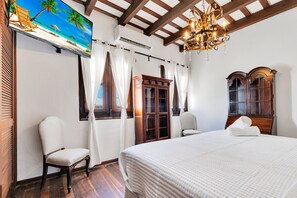 Tabla de planchar con plancha, wifi gratis y ropa de cama 