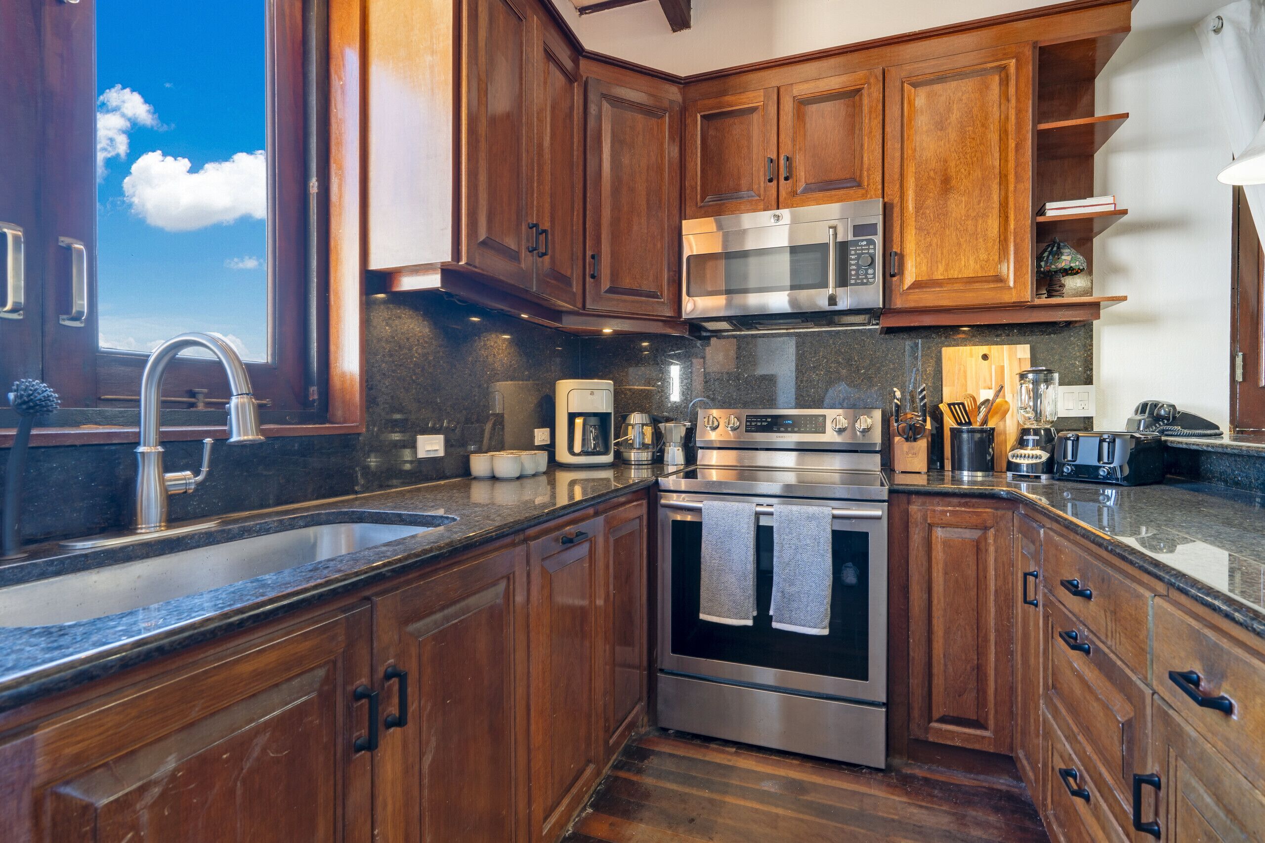 Refrigerador, microondas, horno y cafetera y tetera 