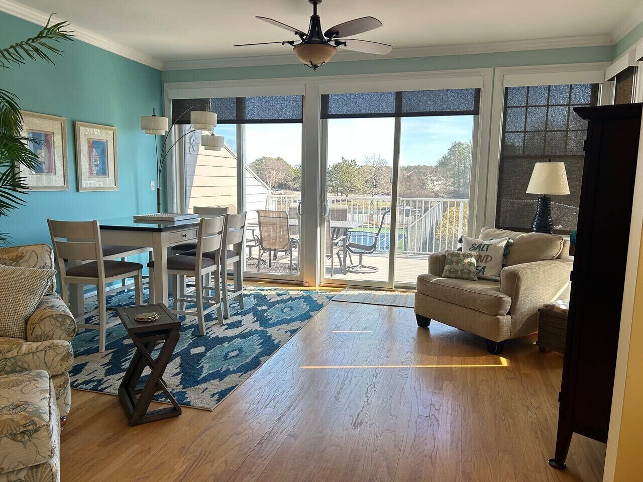 Fernseher, Kamin, DVD-Player