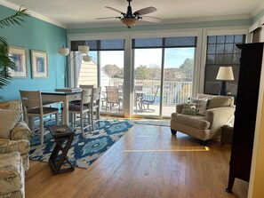 Fernseher, Kamin, DVD-Player