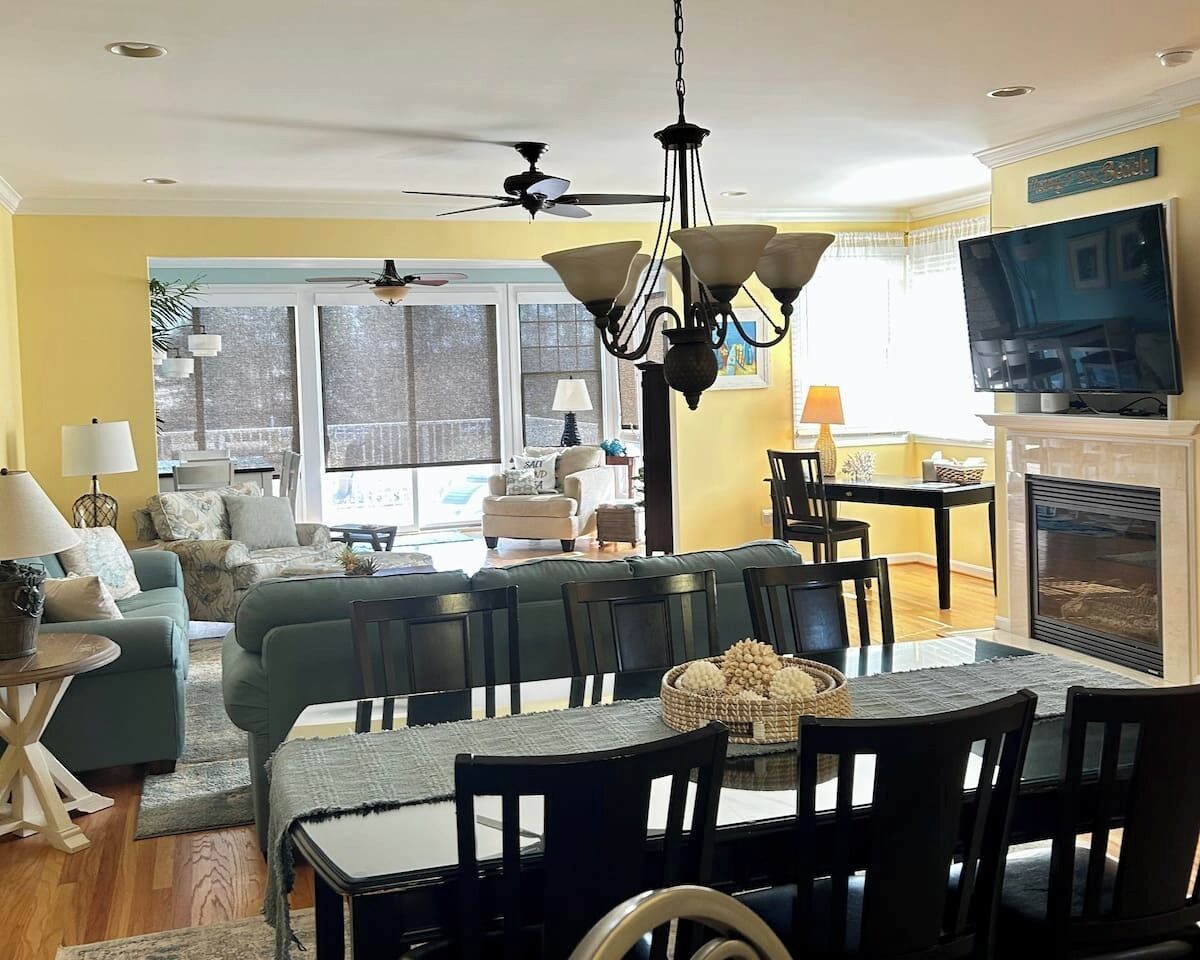 Een televisie, een open haard en een dvd-speler