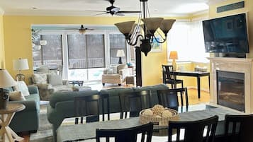 Een televisie, een open haard en een dvd-speler