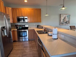 Een koelkast, een microgolfoven, een oven, een kookplaat