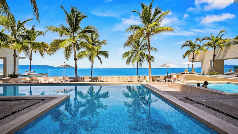 Stunning Beachfront Condo - Sea Views