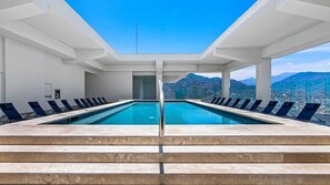 2 piscines extérieures