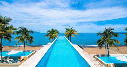 Stunning Beachfront Condo - Sea Views