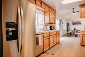 Fridge, microwave, oven, stovetop - 50 miles to Yosemite - The Granite Retreat
4-bedroom house with WiFi, AC (Mariposa)