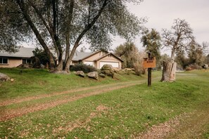 Property grounds - 50 miles to Yosemite - The Granite Retreat
4-bedroom house with WiFi, AC (Mariposa)