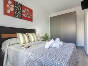 2 bedrooms, iron/ironing board, internet, bed sheets