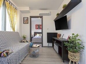 2 bedrooms, iron/ironing board, internet, bed sheets