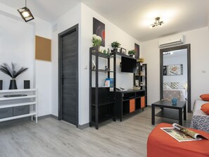 2 bedrooms, iron/ironing board, Internet, bed sheets
