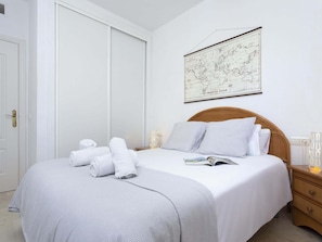 2 bedrooms, iron/ironing board, internet, bed sheets