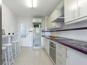 Réfrigérateur, micro-ondes, lave-vaisselle, cafetière/bouilloire