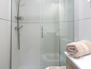 Een douche, een haardroger, handdoeken