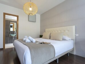 5 slaapkamers, een strijkplank/strijkijzer, internet, beddengoed