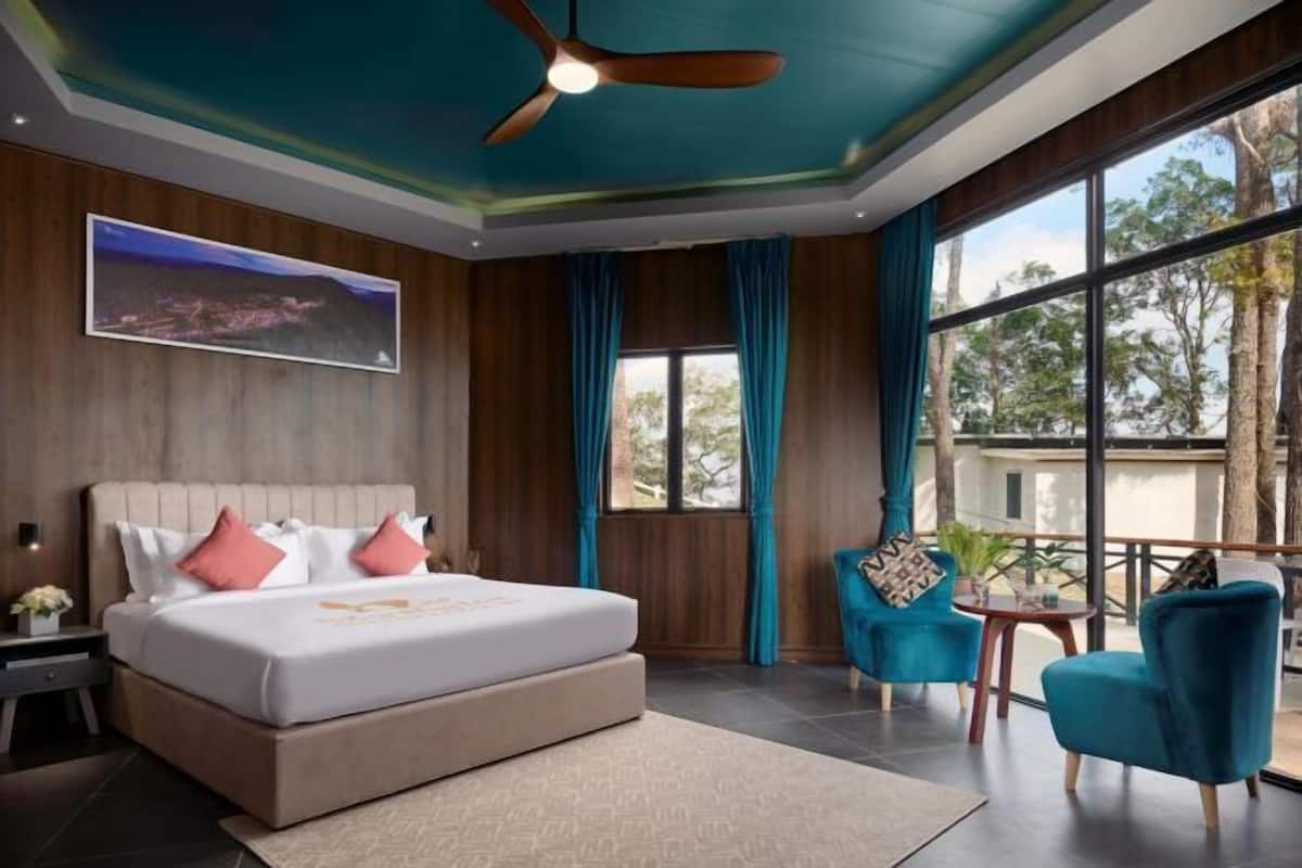 Premium bedding, minibar, in-room safe, desk