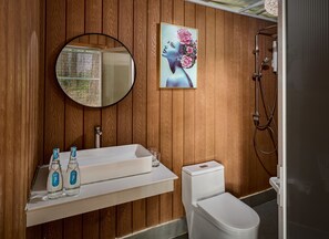 Romhaey Family Hotel Bus Mountain View | Bathroom | Shower, hair dryer, slippers, towels