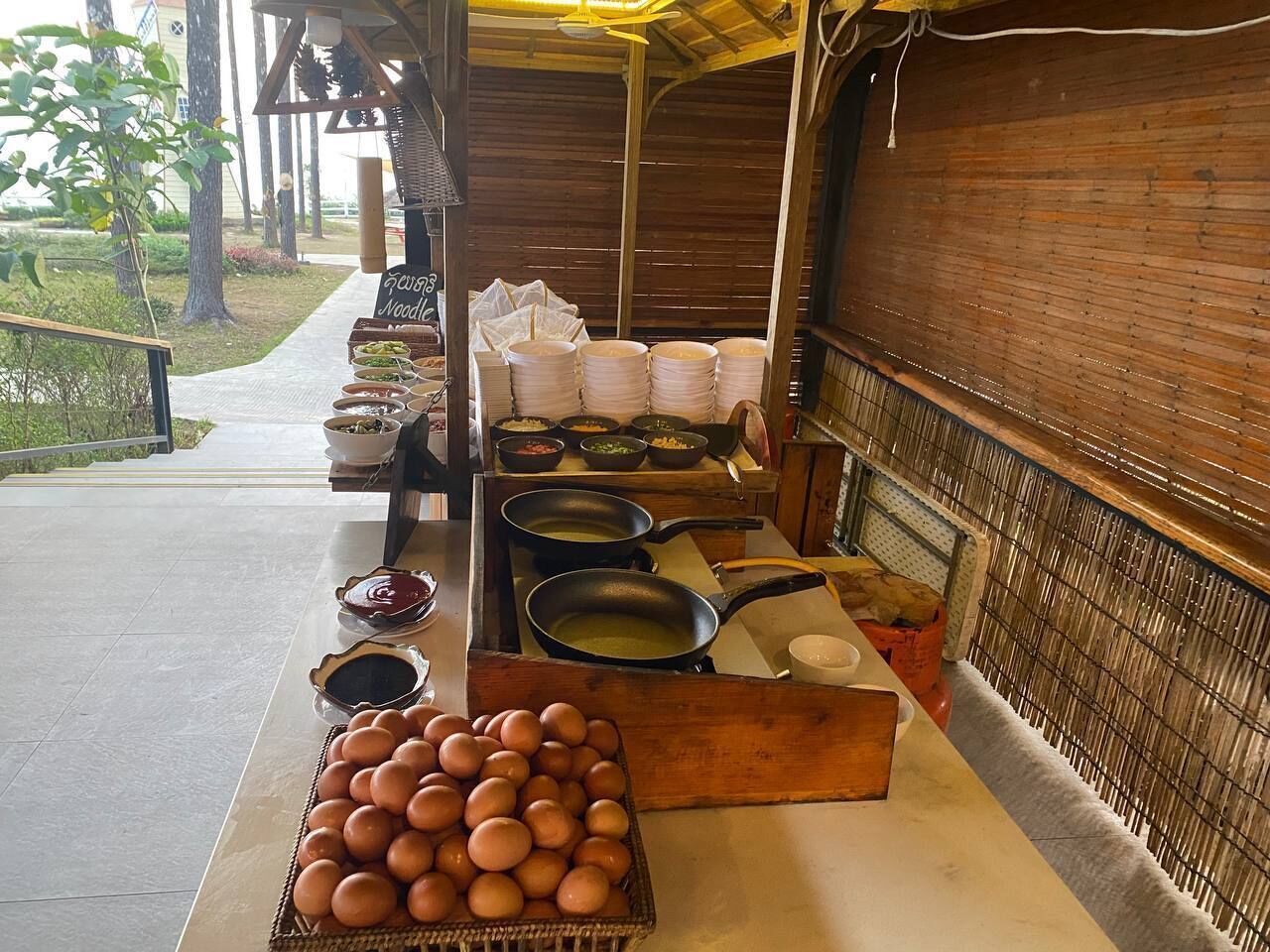 Un stand de nourriture proposant divers plats et ustensiles de cuisine.