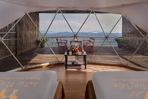 Deluxe Family Room Mountain View | Premium bedding, minibar, in-room safe, desk