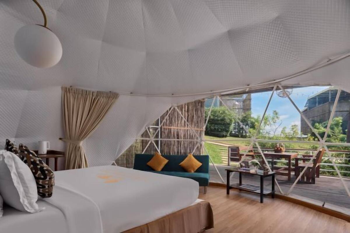 Premium bedding, minibar, in-room safe, desk