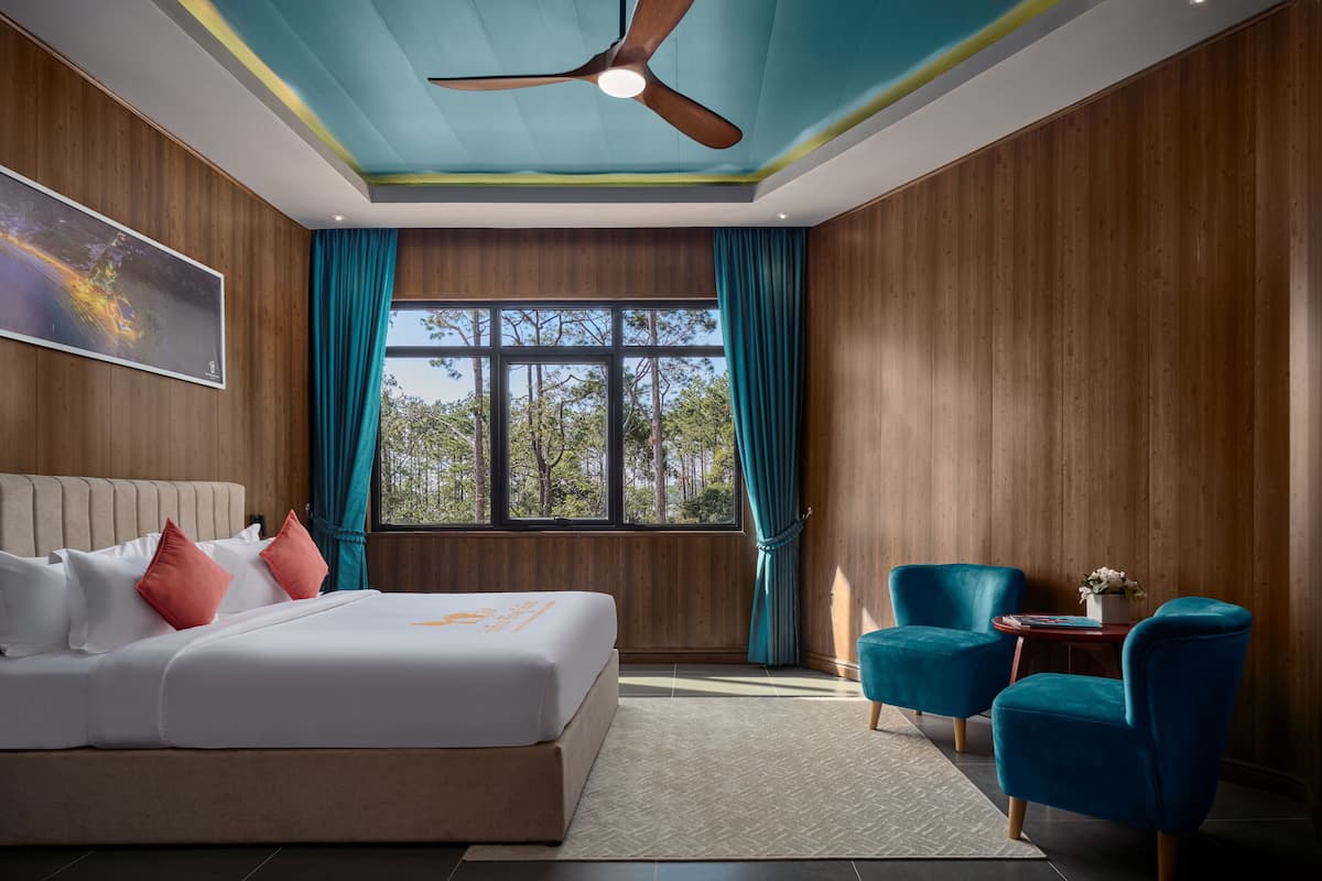 Premium bedding, minibar, in-room safe, desk