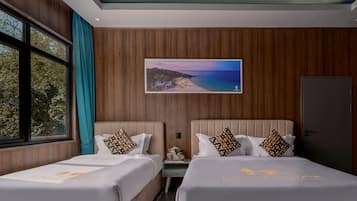 Hochwertige Bettwaren, Minibar, Zimmersafe, Schreibtisch