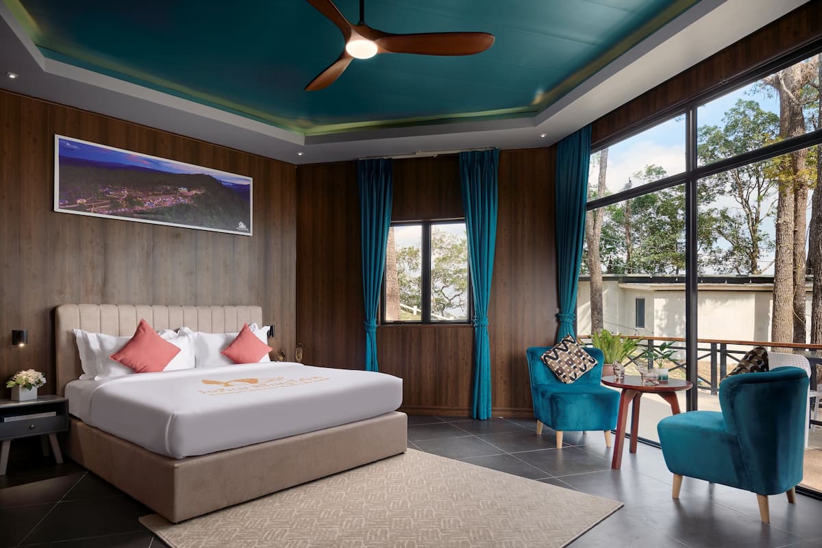 Premium bedding, minibar, in-room safe, desk