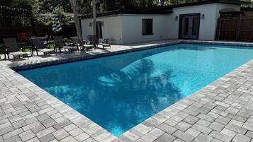 Lämmitetty uima-allas