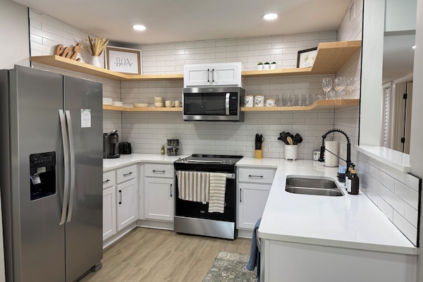 Réfrigérateur, micro-ondes, four, plaque de cuisson