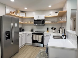 Geladeira, micro-ondas, fogão, cooktop