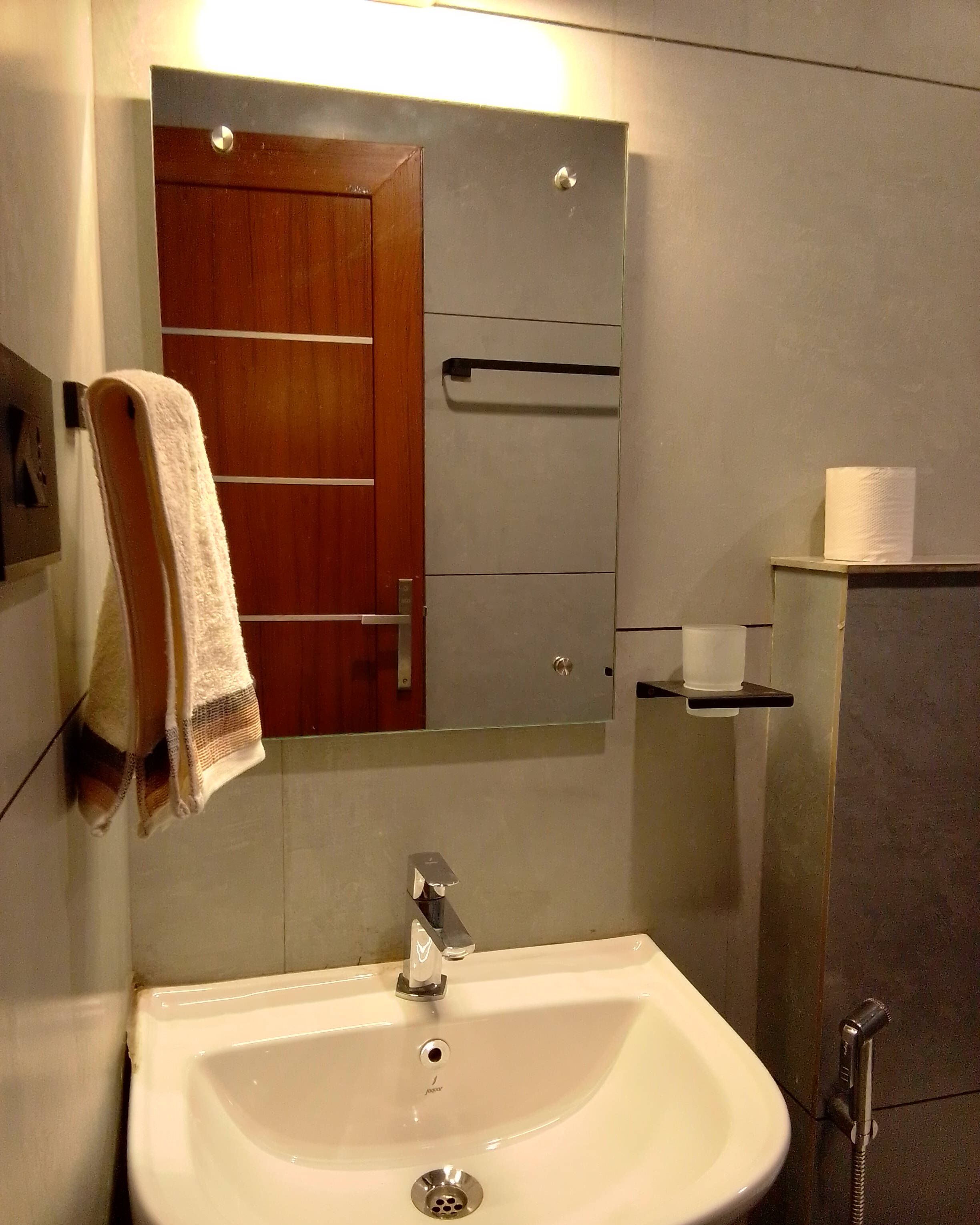 Dusche, kostenlose Toilettenartikel, Handtücher, Seife