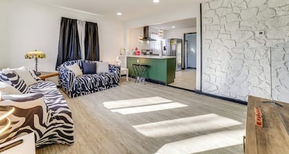 3 Mi to Hard Rock Casino: Charming Home in Gary!