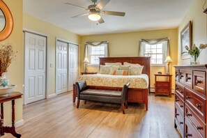 3 bedrooms, iron/ironing board, WiFi, bed sheets - Near Beaches & Waterfront Dining: Home in Hampton! (Hampton)