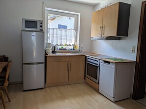 Fridge, oven, stovetop, dishwasher