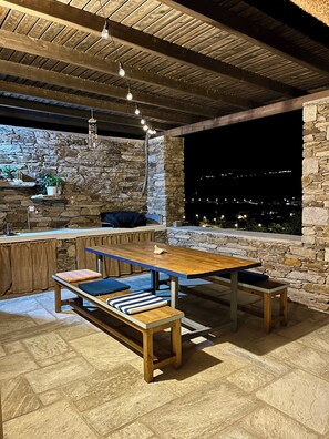 Outdoor dining - House with garden in the bay of Yialos, 400 m from the sea (Ios)