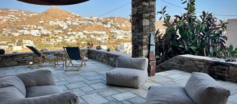 House with garden in the bay of Yialos, 400 m from the sea