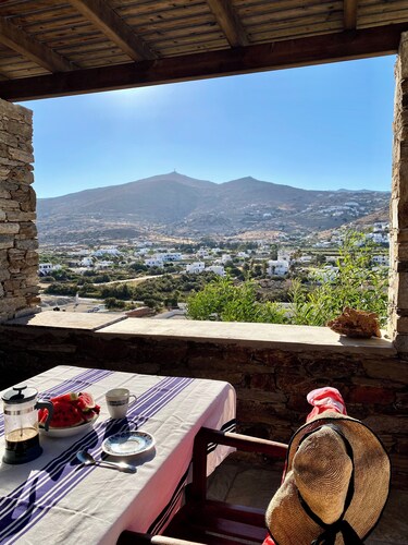House with garden in the bay of Yialos, 400 m from the sea