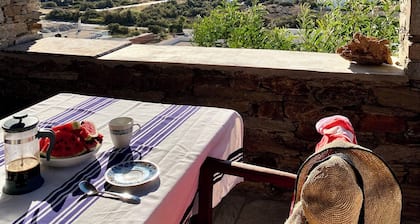 House with garden in the bay of Yialos, 400 m from the sea