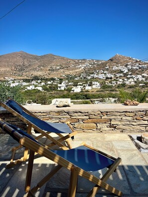 Property grounds - House with garden in the bay of Yialos, 400 m from the sea (Ios)