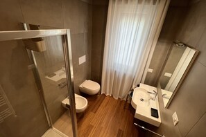 淋浴設備、風筒、坐浴桶、提供毛巾