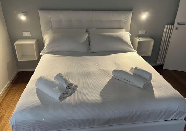 2 bedrooms, iron/ironing board, Internet, bed sheets